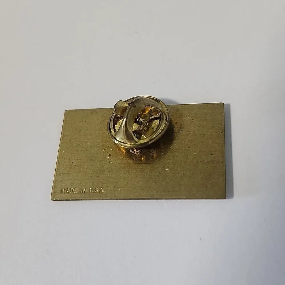 Lilly Racing Pin with Checkered Flags